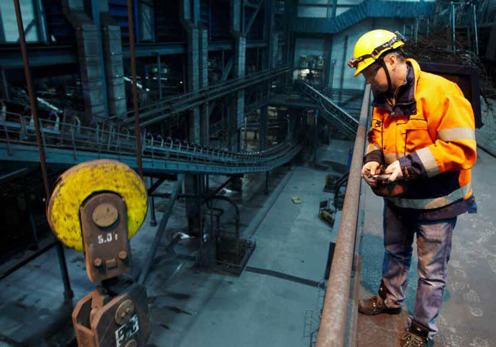 Wireless remote control system for overhead cranes