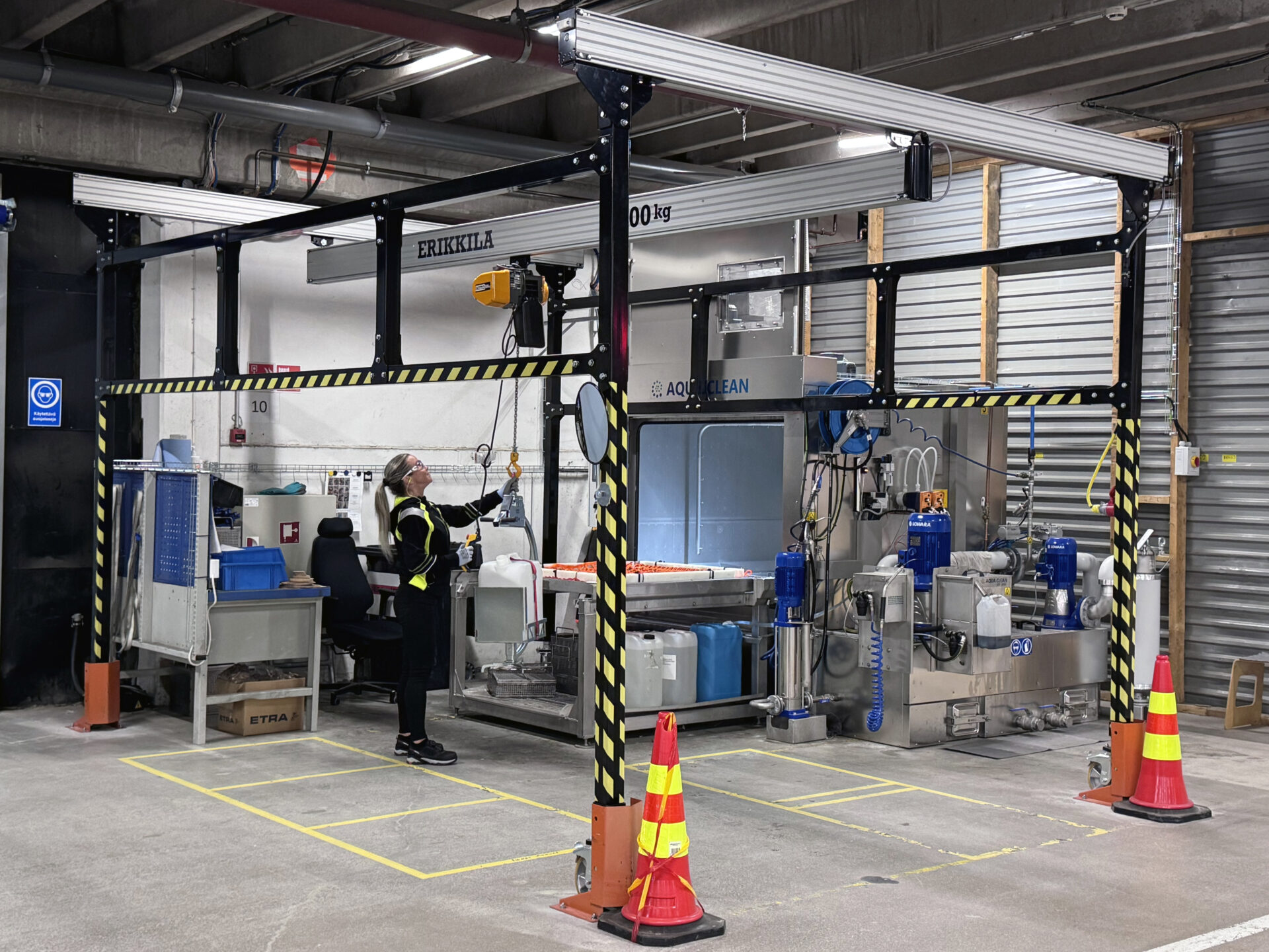 Movable-workstation-crane